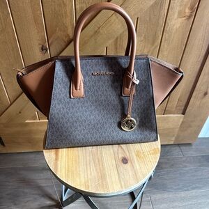 Michael Kors medium size purse  two pockets on the inside brand new condition